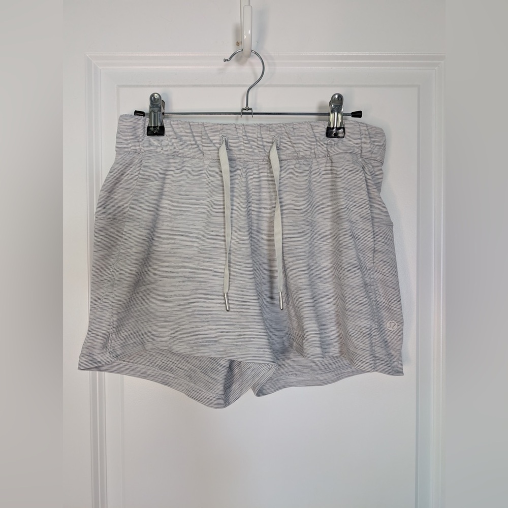 Lululemon On The Fly Short *2.5" Gray/White Size 4